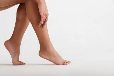 Kadın kol onun ayak dokunmak