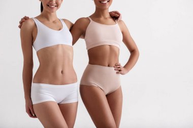 Neşeli atletik kızlar bir kucaklama daimi