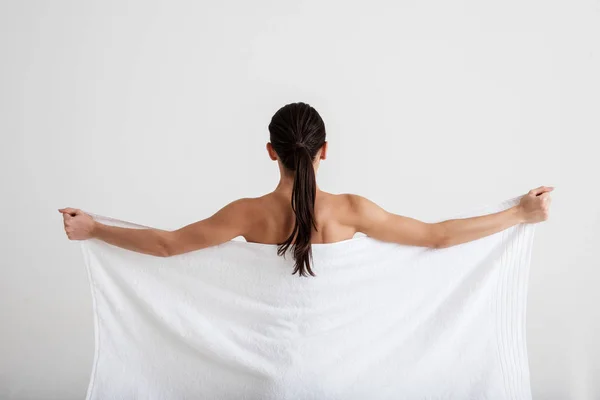 Serena chica desnuda posando con terrycloth —  Fotos de Stock