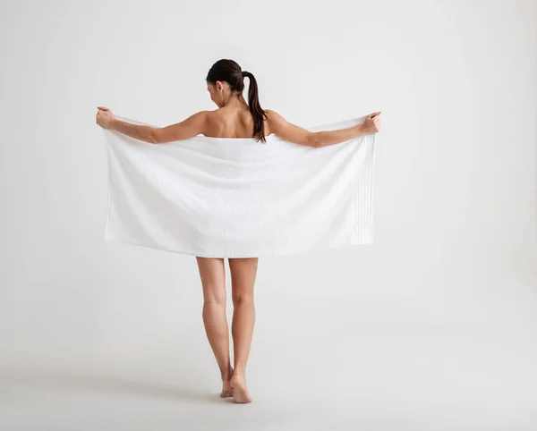 Unclad donna tranquilla che copre la sua statura — Foto Stock