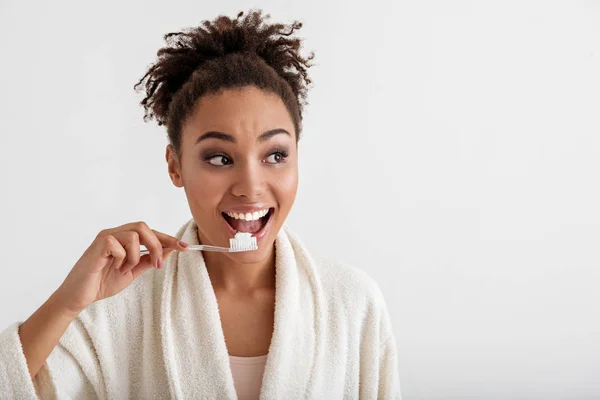 Задоволена дама миє зуби вранці — стокове фото