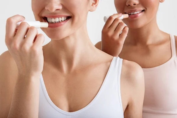 Glückliche Frauen mit Chap-Stick — Stockfoto