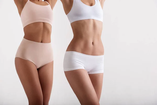 Slim kvinnliga kroppar poserar efter viktminskning — Stockfoto