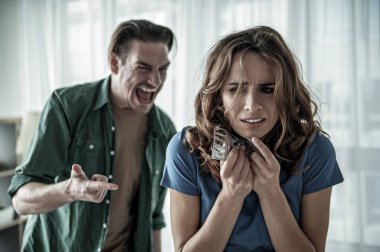 Korkmuş kadın erkek zulüm acı