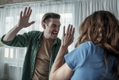 Şiddet koca tahriş isabet kadınla