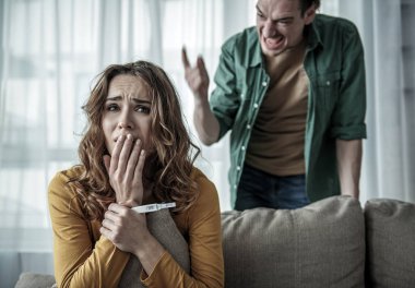 Tahriş olmuş adam hamile kadına bağırarak