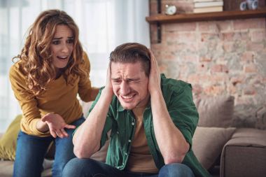 Evli çift evde savunarak