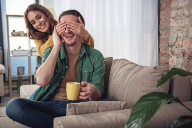 Neşeli evli çift evde eğlenmek