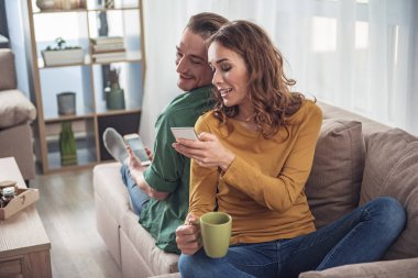 Neşeli evli çift cep telefonu eğlence için kullanma