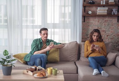 Erkek ve kadın cep telefonları ile eğlenceli konsantre