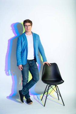 Gülen adam yakın modern sandalyede bulma