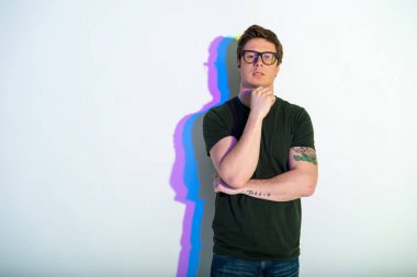 Düşünceli erkek yapım ciddi karar