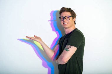 Gülen genç adam kol doğan