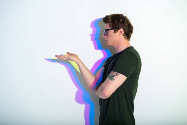 Sakin erkek sometjing el ile sunulması