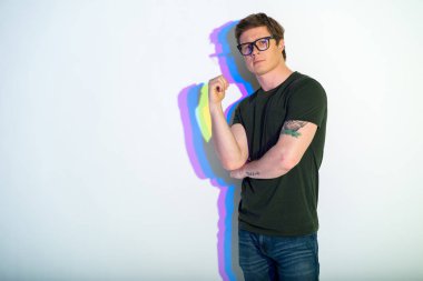 Sakinlik ifade akıllı genç erkek