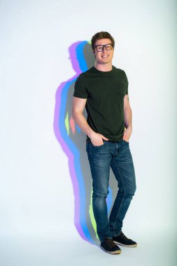 Genç adam ayakta gülen ve poz