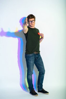 Sakin adam aşk oyuncak ile ifade