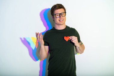 Neşeli genç adam gösteren sempati