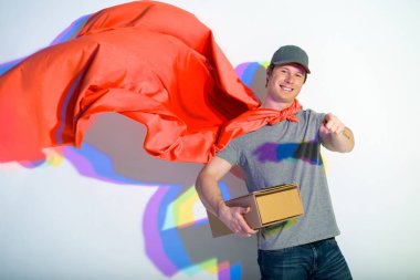 Paket koruma kırmızı pelerinli neşeli kurye