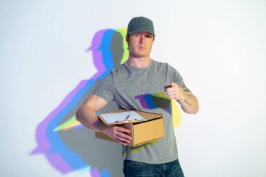 Kendine güvenen kurye gesticulating el