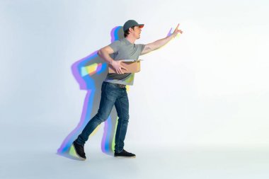 Çalışan ve el gesticulating erkek kurye