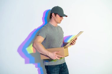 Ciddi postacı paket arıyorsunuz