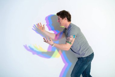 Genç erkek gesticulating el çığlık