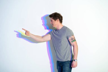 Kızgın genç adam işaret parmağı