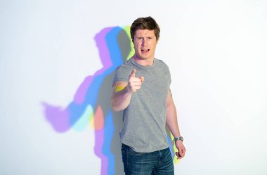 Öfkeli genç erkek el gesticulating