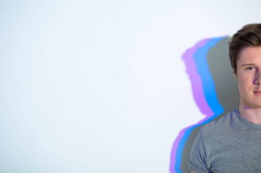 Kameraya bakarak ciddi erkek