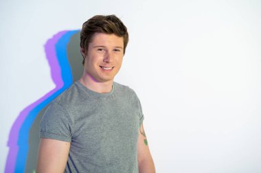 Mutluluk ifade zarif genç erkek