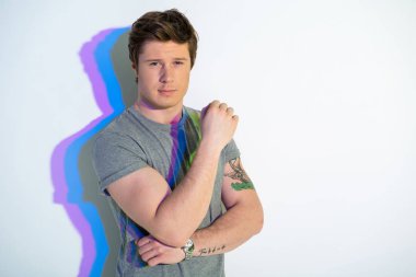 Emin adam ile çok renkli gölge ayakta