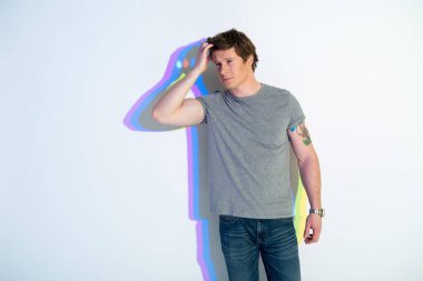 Kafa çizilmemesi düşünceli genç erkek