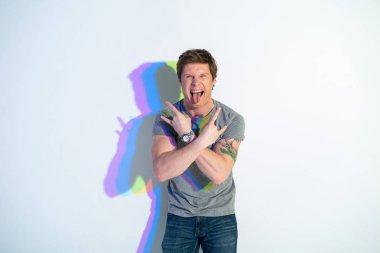 Neşeli erkek çizim kamera karşı karşıya