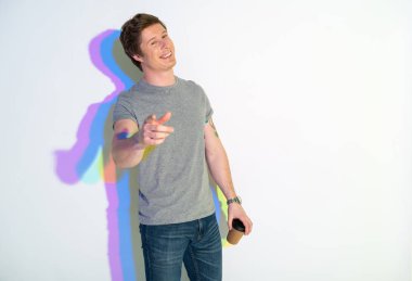 Giden adam işaret parmağı ileri