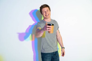 Işınlama erkek tadımı bir fincan kahve