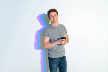 Mutlu adam içecek fincan içme