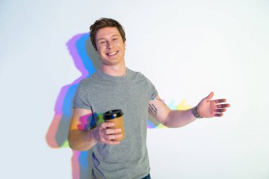 Işınlama erkek tadımı bir fincan kahve