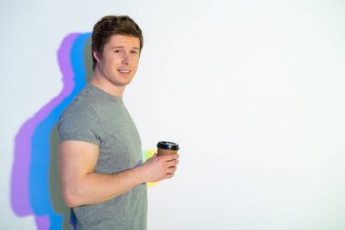 Giden adam içecek fincan içme