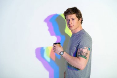 Neşeli erkek tadımı bir fincan kahve