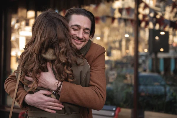 Casal amoroso alegre expressando seus sentimentos — Fotografia de Stock