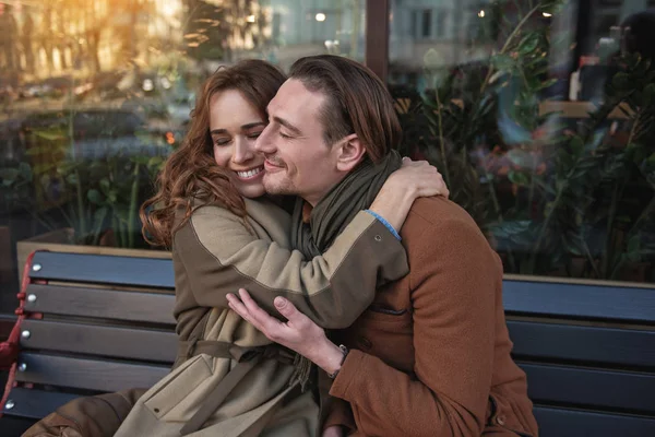 Homme et femme joyeux câlins en plein air — Photo