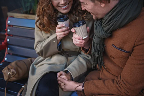 Dışarıda kahve içme mutlu sevgi dolu Çift — Stok fotoğraf