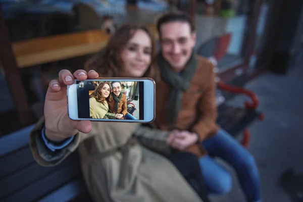 Joyful man and woman photographing themselves on phone — Stock Photo, Image