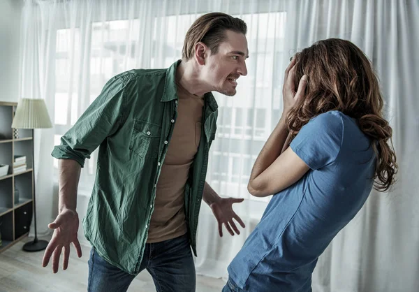 Pria agresif berteriak pada wanita ketakutan. — Stok Foto