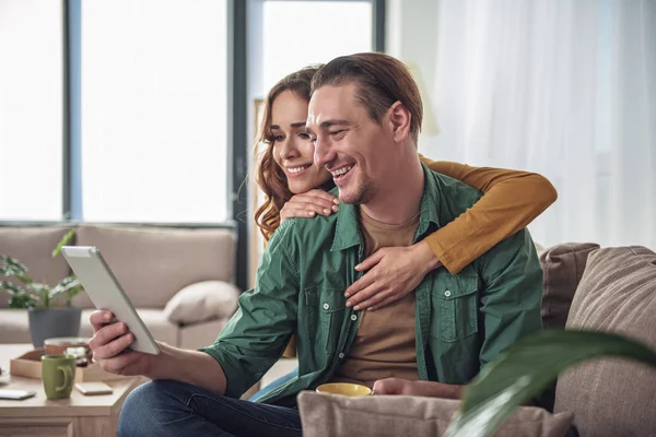 Freudige Mann und Frau mit Gadget für Spaß — Stockfoto