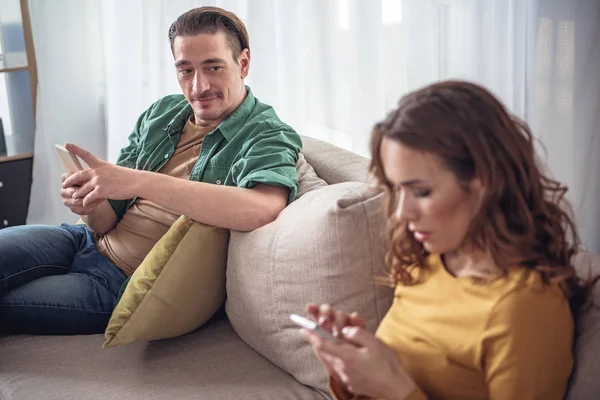 Evli çift evde cep telefonunu kullanarak