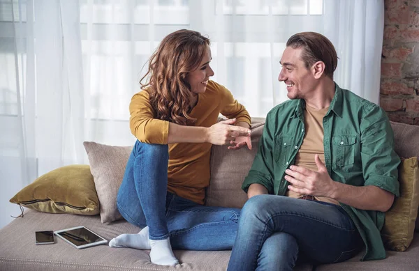 Blij dat echtpaar praten in woonkamer — Stockfoto