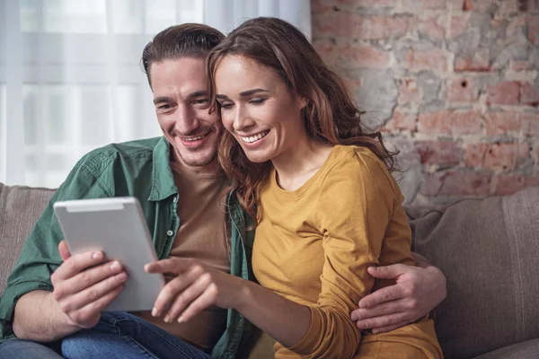 Gioioso marito e moglie navigare in internet insieme — Foto Stock