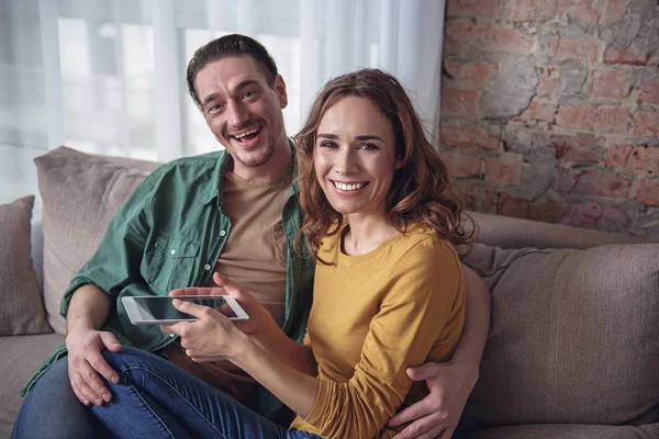 Suami dan istri yang bahagia menggunakan teknologi modern di rumah. — Stok Foto